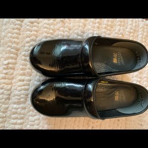 Dansko XP 2.0 patent black leather. Size 7
